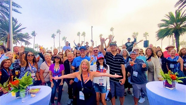 Click to watch Headshine sing a sold out show benefitting Huntington Beach Surfing Museum at Pacific City